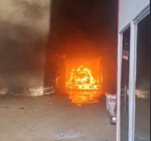 Incendio consume un vehículo y parte de un taller