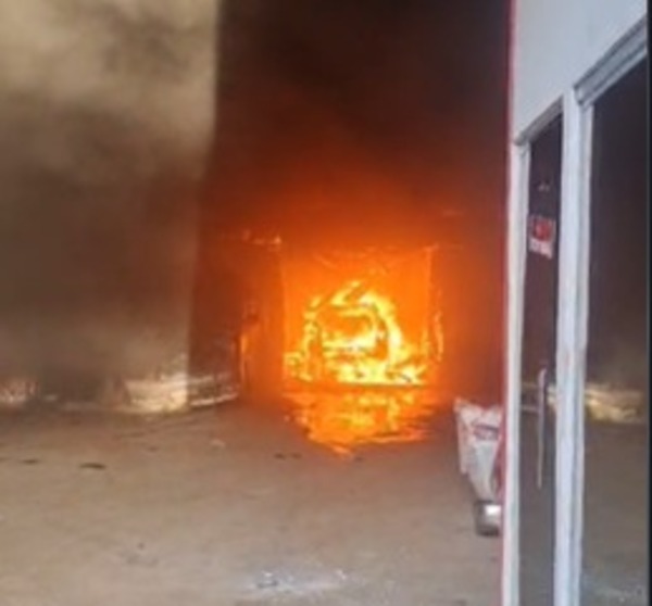 Incendio consume un vehículo y parte de un taller