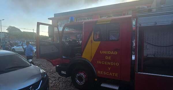 La Nación / Bomberos controlan y extinguen incendio en taller de Ciudad del Este