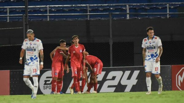 Nacional regala un tiempo y sufre dura derrota en debut de Bernay