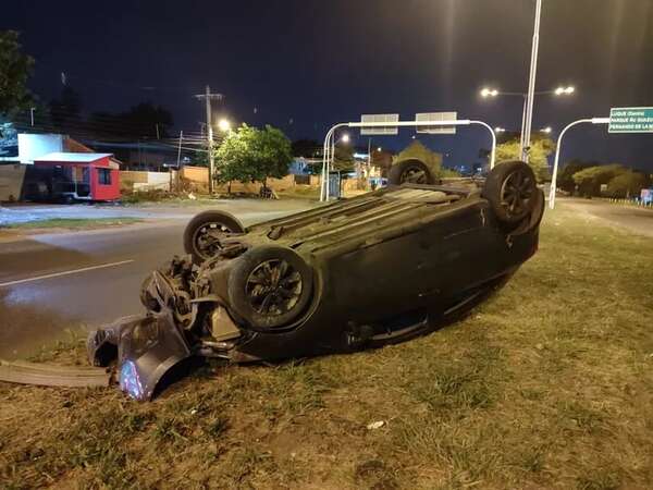 Aparatoso vuelco de vehículo sobre la autopista Silvio Pettirossi - Policiales - ABC Color