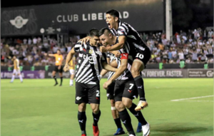 Versus / Libertad arranca el sueño copero ante Nacional en Uruguay