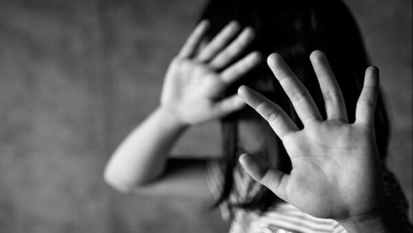 Filmó los maltratos sobre sus propias hijas menores de edad y fiscal le abrió proceso - La Clave