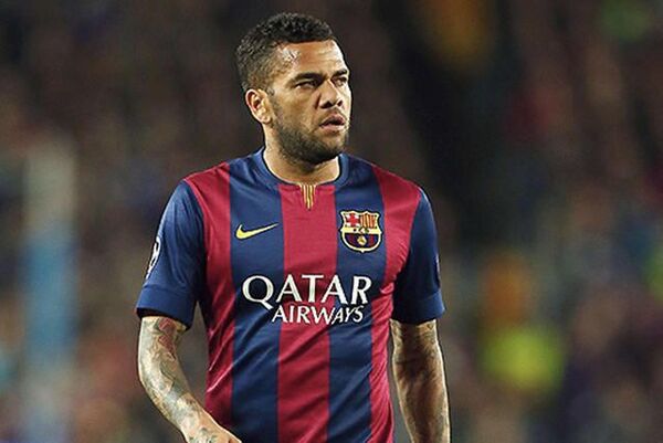 Dani Alves juega todas sus cartas