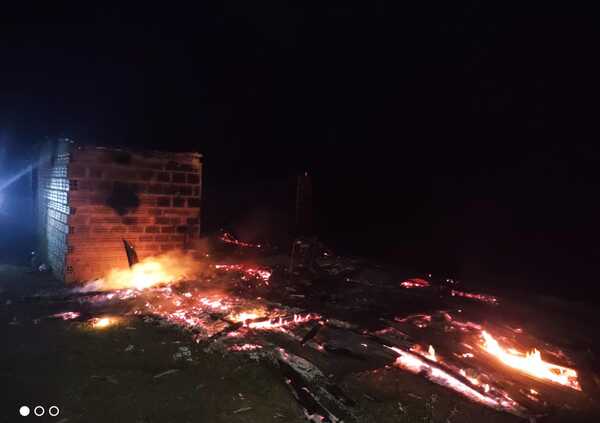 Arde galpón a orillas del Río Paraná en Atinguy