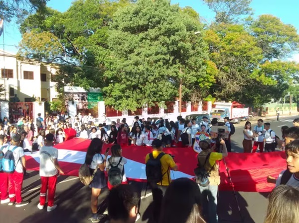 Alumnos del CNC se manifiestan en contra de "Hambre Cero" y bloquean la avenida Eusebio Ayala - El Independiente
