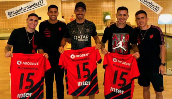 Versus / Mateo Gamarra aprovechó el juego copero para visitar a unos amigos en Asunción