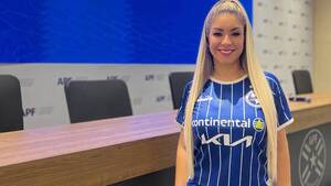 [VIDEO] ¡Fátima Román posó con la remera de su nuevo club y un detalle llamó la atención!