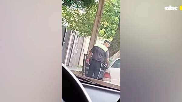 Video: ¿Qué se llevó al bolsillo un agente de PMT de Asunción? - Nacionales - ABC Color