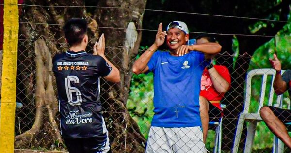 Versus / La curiosa imagen entre "Tani" Struway y su hijo en la Liga Yaguaronina