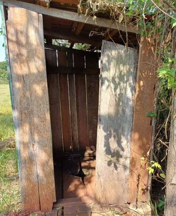 Alumnos utilizan letrina en 3 de Mayo porque directivo de escuela clausura baño moderno - Nacionales - ABC Color