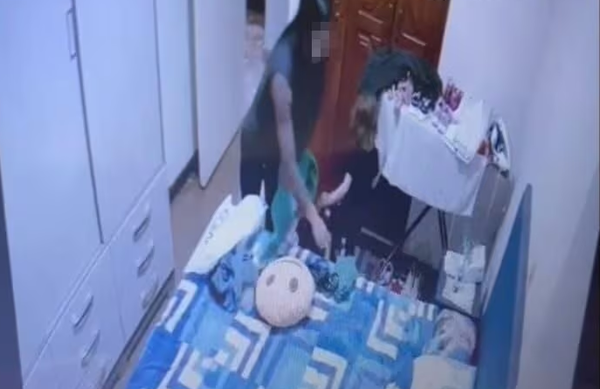 Imputan a una mujer vista en vídeos maltratando a sus hijas de 5 y 4 años - Noticiero Paraguay