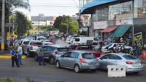 Largas filas, quejas y caos para cruzar en Encarnación-Posadas