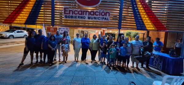 Encendido sorprendente de luces azules en la Municipalidad de Encarnación