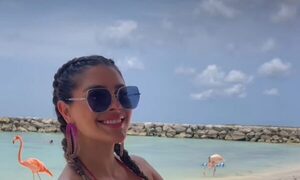 (VIDEO) ExMiss viajó a Aruba a olvidar cuernos con flamencos