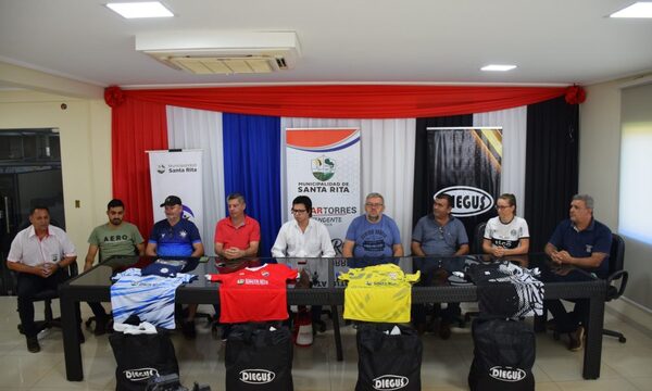 Intendente de Santa Rita entrega indumentarias a clubes locales