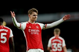 Versus / Arsenal cumple ante Luton, se pone líder y mete presión al Liverpool