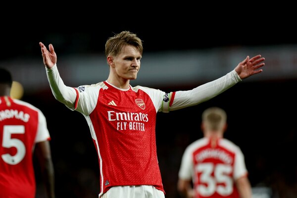 Versus / Arsenal cumple ante Luton, se pone líder y mete presión al Liverpool