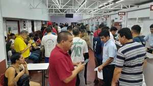 Hacinamiento en la Municipalidad de Ñemby para revalidar y renovar registros - Nacionales - ABC Color