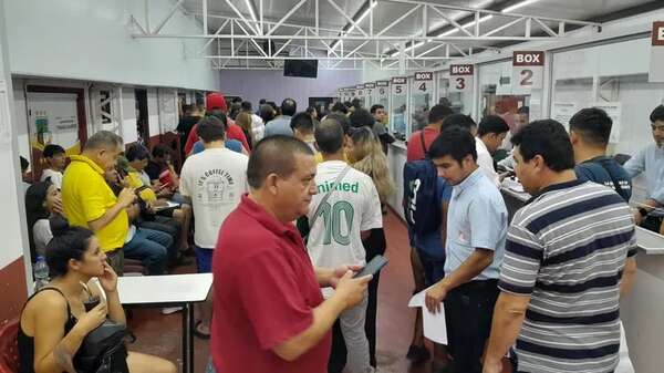 Hacinamiento en la Municipalidad de Ñemby para revalidar y renovar registros - Nacionales - ABC Color