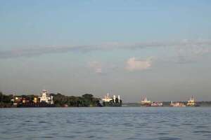 Embarcaciones aguardan en un punto crítico del río Paraguay para poder avanzar - Economía - ABC Color