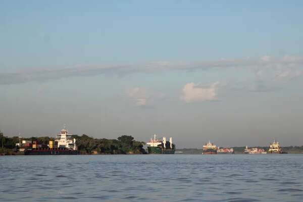 Embarcaciones aguardan en un punto crítico del río Paraguay para poder avanzar - Economía - ABC Color