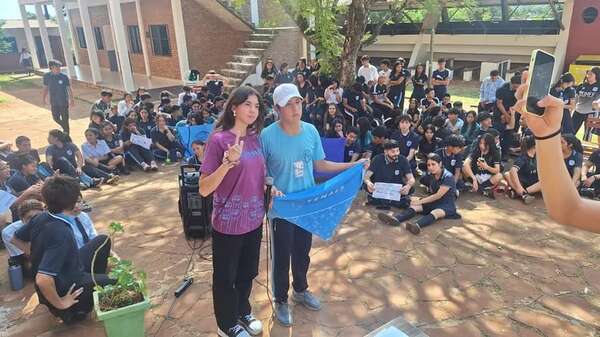 Estudiantes secundarios de Encarnación protestan contra proyecto de Ley Hambre Cero - Política - ABC Color