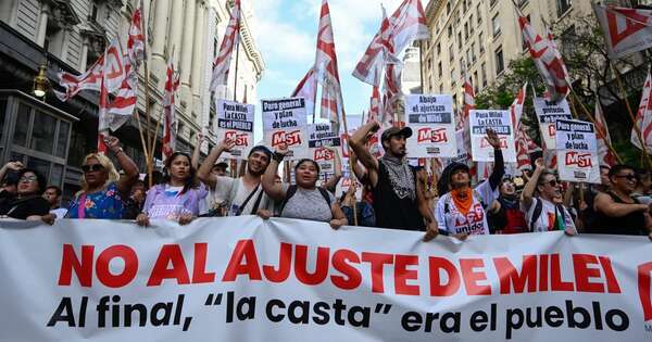 La Nación / Nueva ola de despidos ahora afecta a unos 15.000 funcionarios en Argentina