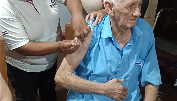 Abuelitos del hogar de ancianos los primeros inmunizados en lanzamiento de la Campaña Invierno 2024