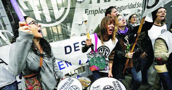 La Nación / Protestas contra miles de despidos