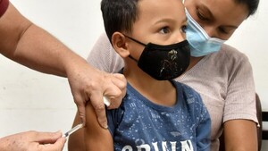 Vacunación contra la influenza y el Covid inició con grupos vulnerables