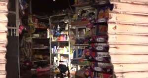 La Nación / Bomberos de la Policía Nacional controlan incendio en un comercio de Asunción