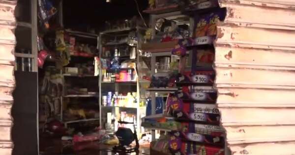 La Nación / Bomberos de la Policía Nacional controlan incendio en un comercio de Asunción