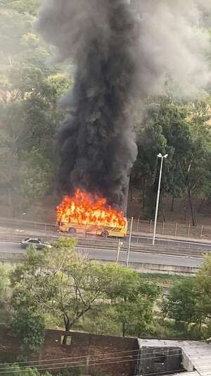 Bus se incendia en zona del Jardín Botánico - Nacionales - ABC Color