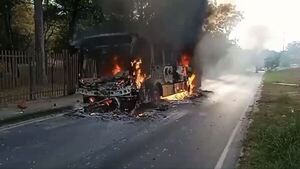 Colectivo arde en llamas y provoca congestión vehicular en zona del Botánico