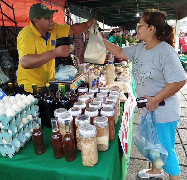 Ofrecen productos frescos del campo en Feria de la Agricultura Familiar - .::Agencia IP::.