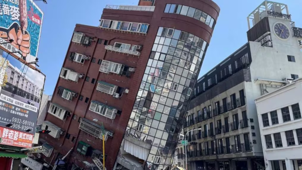 Equipos de rescate buscan a personas atrapadas tras sismo en Taiwán