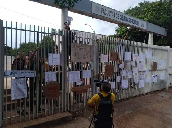 Estudiantes toman Facso en protesta contra ley “Hambre cero” - Nacionales - ABC Color