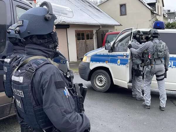 Al menos 400 policías alemanes son investigados por posturas de ultraderecha, según medios - Mundo - ABC Color