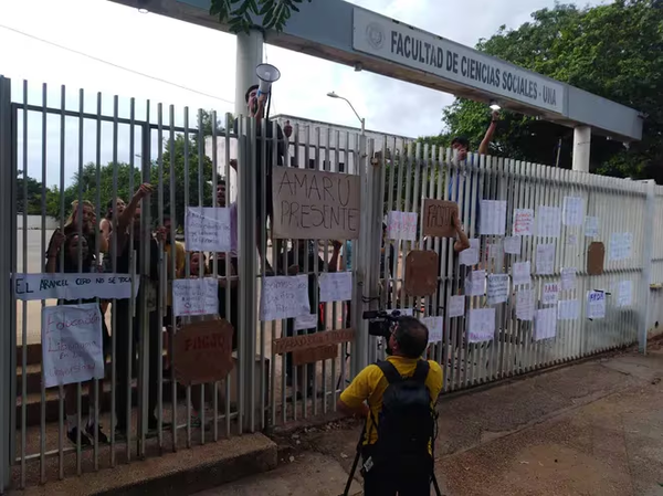 Toman la Facultad de Ciencias Sociales de la UNA como protesta contra “Hambre cero” - Noticiero Paraguay