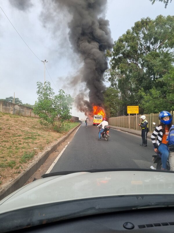 Colectivo se incendia en plena marcha en zona del Botánico - trece