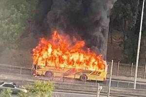 Chofer vale evitó una tragedia: su colectivo ya no sirve ni para brasero