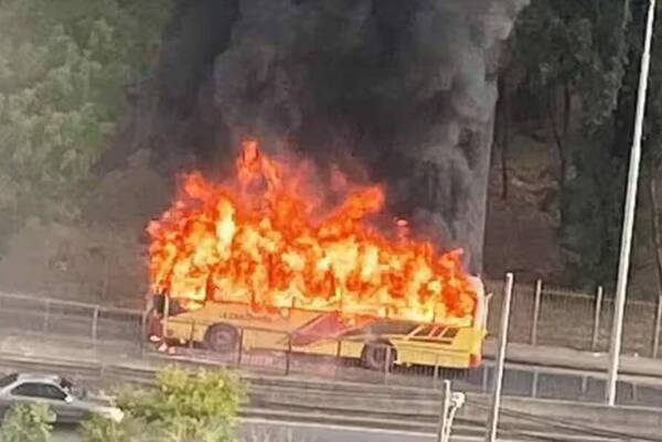 Chofer vale evitó una tragedia: su colectivo ya no sirve ni para brasero
