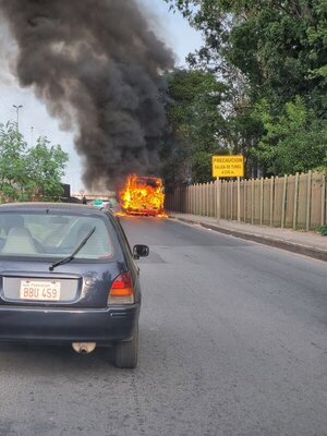 Bus se incendió en pleno trayecto y generó tráfico en zona del Botánico - Unicanal