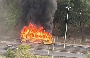 Incendio de bus genera caos vehicular frente al Jardín Botánico