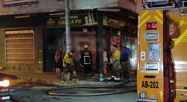Madrugada en llamas: Bomberos controlaron incendio en comercio de la capital - ADN Digital