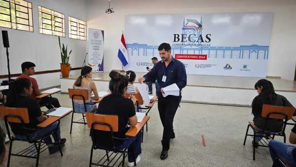 Becas del Gobierno: Jóvenes recibirán sus certificados este viernes en la SND - .::Agencia IP::.