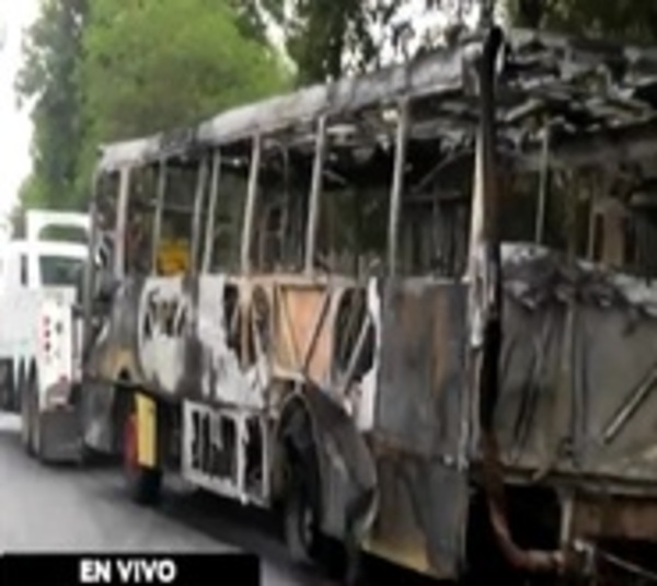 Ómnibus se incendió en la zona Botánico - Paraguay.com