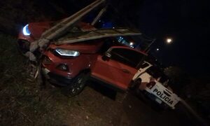 Vehículo choca contra columna en Hernandarias