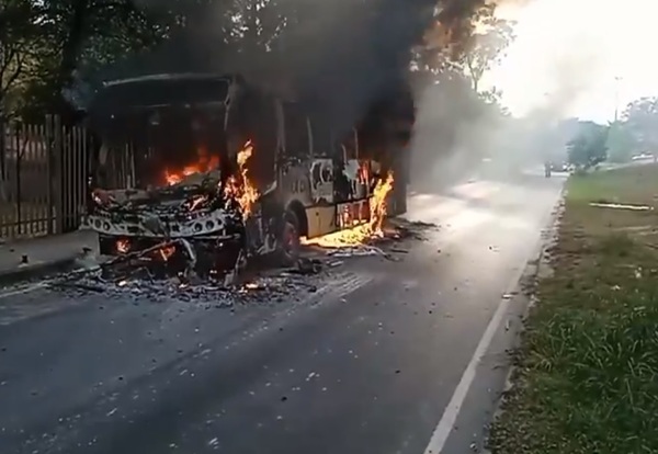 Se incendió un ómnibus frente al Botánico - La Tribuna